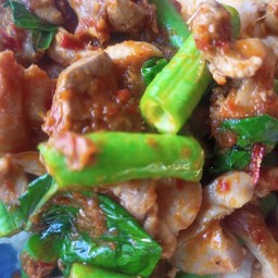 พริกแกงเครื่องในไก่ ราดข้าว