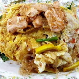 ผัดไทยปลาแซลม่อน