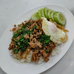 กะเพราหมูสับราดข้าว