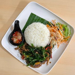 ข้าวราดกะเพราหมูสับไข่ม้า