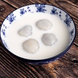 บัวลอยงาดำนมสดเย็น