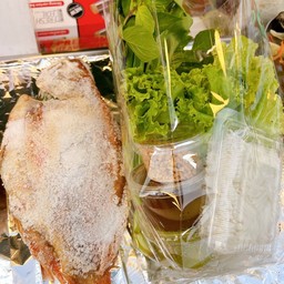 ปลาทับทิมเผาเกลือ พร้อมผักสด