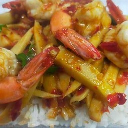 ข้าวกระเพรากุ้งหน่อไม้