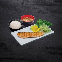 เซทข้าวซุปมิโสะปลาแซลมอนย่างเกลือ