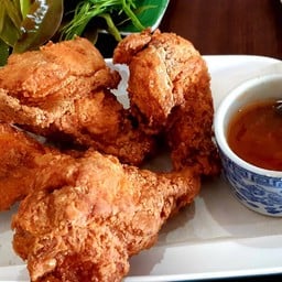 ไก่ทอด  เป็นส่วนของปีกบน เสริฟ 4 ชิ้น