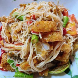 ตำขนมจีนใส่แคบหมู