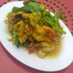 ผัดผงกะหรี่ราดข้าว