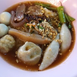 ก๋วยเตี๋ยวต้มยำมะนาวลูกชิ้นปลา