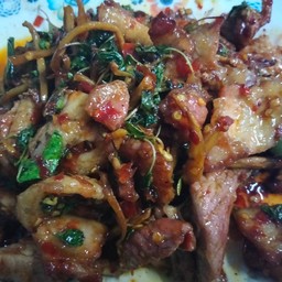 กระเพราหมูสามชั้น