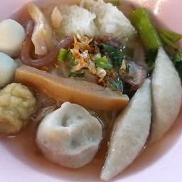 ก๋วยเตี๋ยวลูกชิ้นปลาน้ำใส Noodles Soup with Fish Balls
