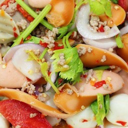 ยำลูกชิ้นหมูใส้กรอก