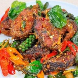 ปลาดุกทอดกรอบผัดพริกขิง