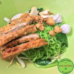 ก๋วยเตี๋ยวแห้งใส่ไก่ทอดเจ