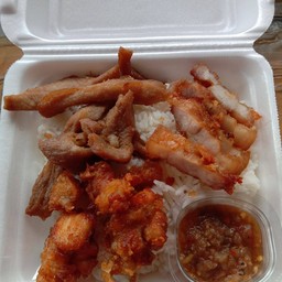 ข้าวสวยหน้าหมูทอด หมูกรอบ ไก่ทอด