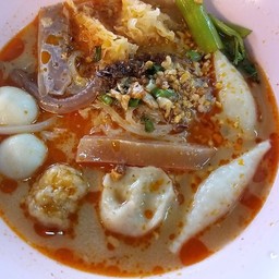ก๋วยเตี๋ยวลูกชิ้นปลาต้มยำน้ำข้น