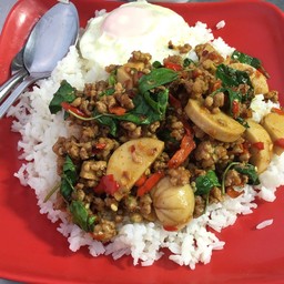 กระเพราหมูสับ+หมูยอ+ไข่ดาว