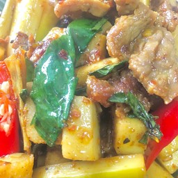 ข้าวผัดพริกแกงใส่หน่อไม้