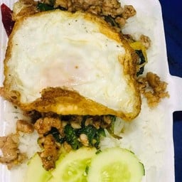กะเพราหมูสับราดข้าว+ไข่ดาว