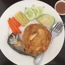 ข้าวคลุกน้ำพริกปลาทูไข่เจียว