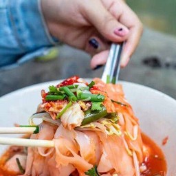 ก๋วยเตี๋ยวไก่ซอสเเดง