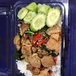 กะเพราหมูสามชั้นราดข้าว