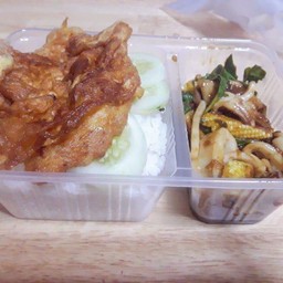 ข้าวราดกะเพราหมึก(ไม่รวมไข่)