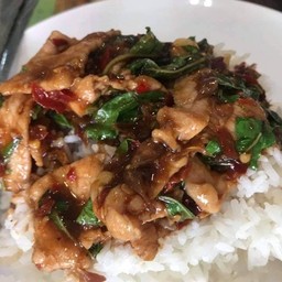 ข้าวกระเพราหมูมูชิ้น