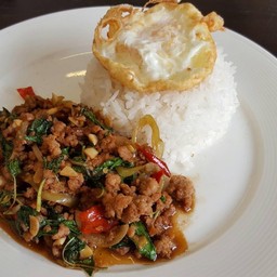 ข้าวกระเพราหมู ไข่ดาว