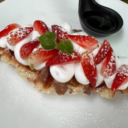 Croffle strawberry (ครอฟเฟิลสตอเบอรรี่)