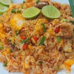 ข้าวผัดปลากระป๋อง