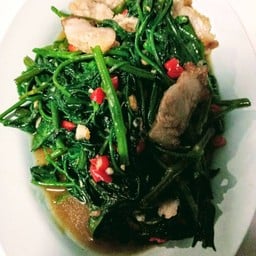 ผักบุ้งหมูกรอบ