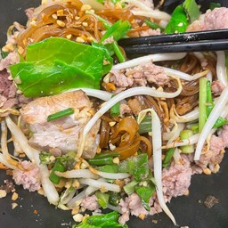 ก๋วยเตี๋ยวหมูสามชั้นเส้นเล็กแห้ง พิเศษ