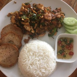 ข้าวกะเพราหน่อไม้ดอง