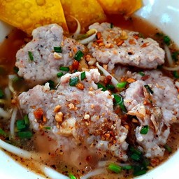 เกาเหลาต้มยำหมูเด้ง