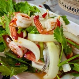 ยำทะเลรวม (กุ้ง หมึก หมูยอ)