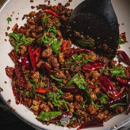 ผัดกระเพราหมูสับพริกแห้ง