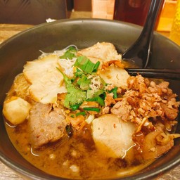 ก๋วยเตี๋ยวหมูสามชั้นเส้นใหญ่