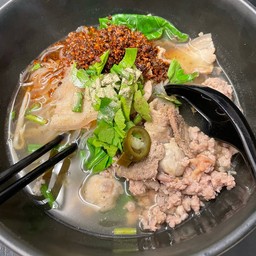 ก๋วยเตี๋ยวหมูสามชั้นเส้นเล็ก