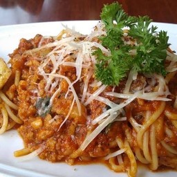 สปาเก็ตตี้โบโลเนสซอสมะเขือเทศเนื้อ