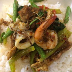 ผัดพริกแกงรวมมิตร