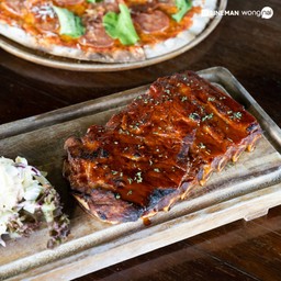 ซี่โครงหมูบาร์บีคิว เสิร์ฟพร้อมโคลสลอว์ (320 บาท)

