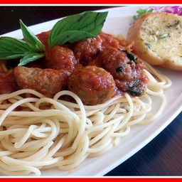 สปาเก็ตตี้มีทบอลเนื้อกับซอสมะเขือเทศ