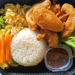 ข้าวราดปลาทอดกรอบน้ำปลา ไข่ขยี้