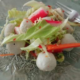 ลูกชิ้นนึ่งสมุนไพร ยำฟรี