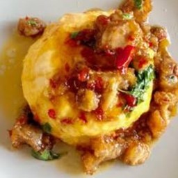 ข้าวราดกระเพาไก่กรอบ