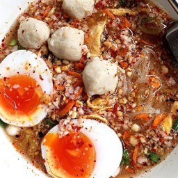 เส้นเล็กต้มยำหมูสับแห้งเพิ่มไข่ต้มเครื่องแน่นๆ