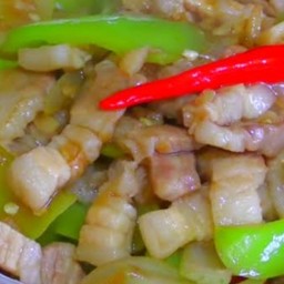 ผัดพริกอ่อนหมูสามชั้นราดข้าว