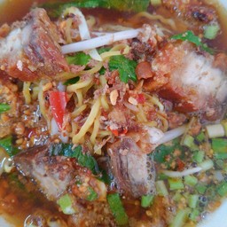 เย็นตาโฟต้มยำหมูสับหมูกรอบสามรส
