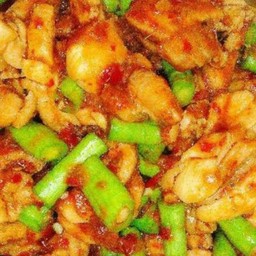 ผัดพริกแกงไก่ใส่ถั่วฝักยาวราดข้าว