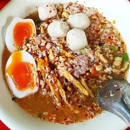 บะหมี่ต้มยำหมูสับไข่ชิ้นน้ำโบราน